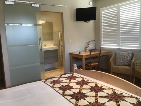 Twin Room | Bathroom | Shower, free toiletries, hair dryer, towels