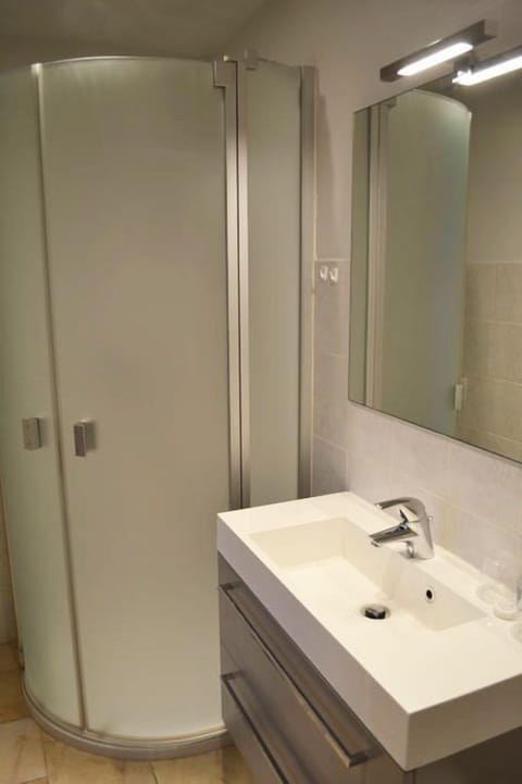 Twin Room | Bathroom | Shower, free toiletries, hair dryer, towels