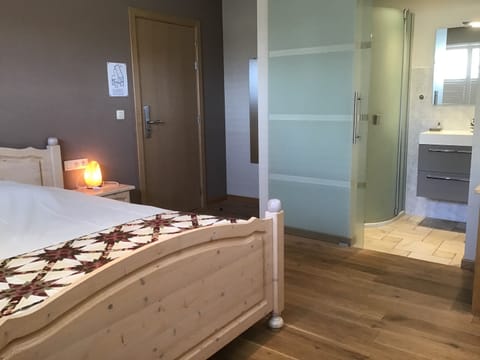 Twin Room | Desk, cribs/infant beds, rollaway beds, free WiFi