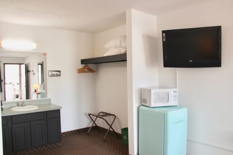 Standard Room, 2 Queen Beds | Premium bedding, rollaway beds, free WiFi, bed sheets