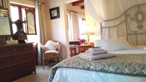 Suite with garden view | Egyptian cotton sheets, premium bedding, pillowtop beds, minibar