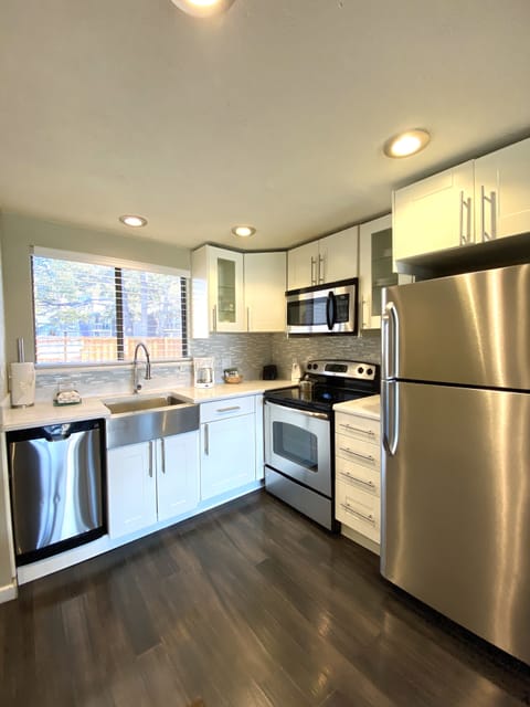 Condo, 1 Bedroom, Lake View | Private kitchen | Microwave
