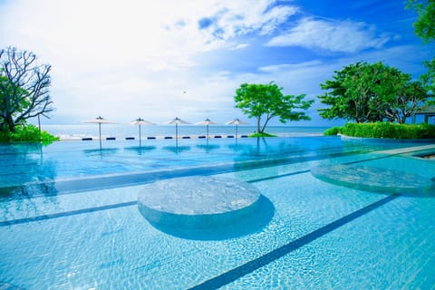 Beach nearby, sun loungers, beach bar