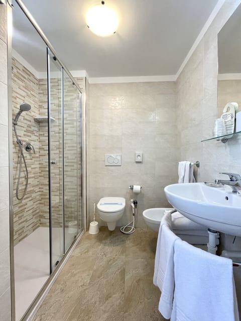 Double Room  (Parcheggio incluso) | Minibar, in-room safe, desk, free WiFi