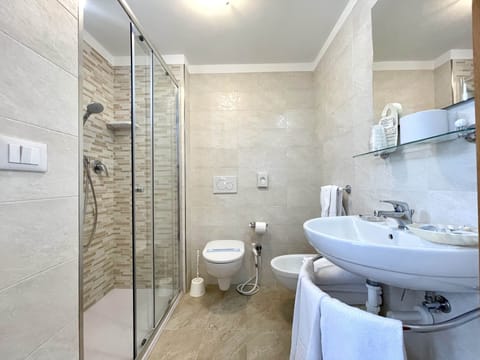 Double Room  (Parcheggio incluso) | Minibar, in-room safe, desk, free WiFi