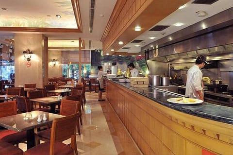 7 restaurants; lunch and dinner served