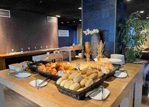 Daily buffet breakfast for a fee