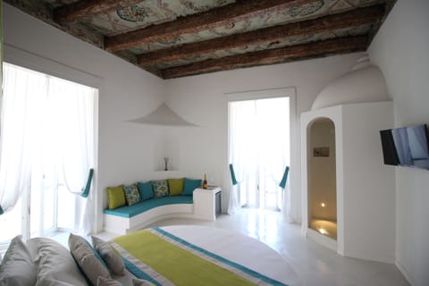 Design Room, City View | Minibar, in-room safe, soundproofing, free WiFi