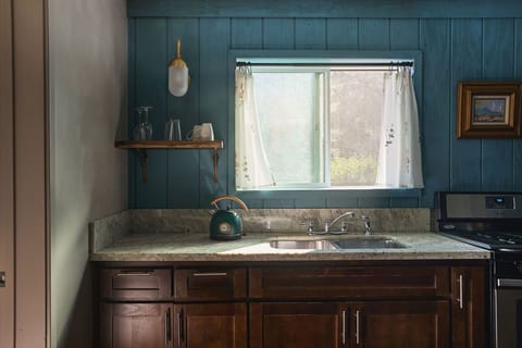 Executive Suite | Private kitchen | Cookware/dishes/utensils