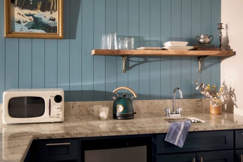 Luxury Suite | Private kitchen | Cookware/dishes/utensils