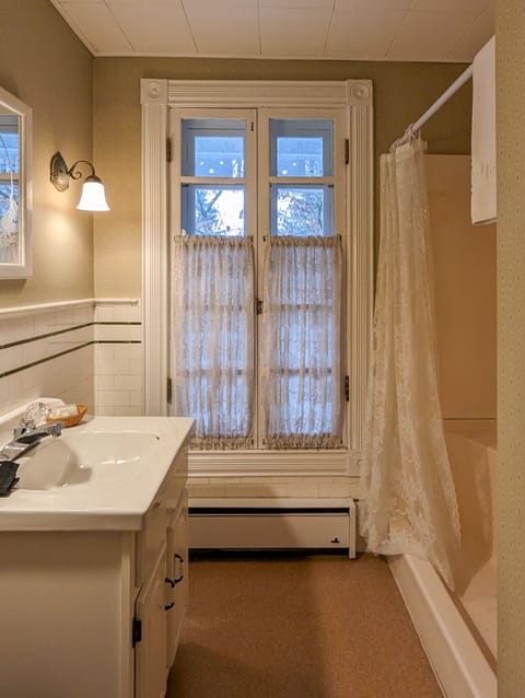 Standard Room, 1 Queen Bed, Non Smoking (Cayuga Room) | Bathroom | Shower, free toiletries, hair dryer, towels