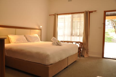 Pillowtop beds, desk, soundproofing, rollaway beds
