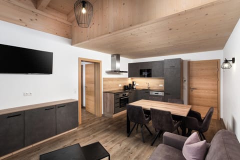 Comfort Apartment, 2 Bedrooms, 2 Bathrooms, Mountain View | Premium bedding, Select Comfort beds, in-room safe