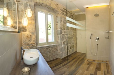 Comfort Double Room | Bathroom | Shower, rainfall showerhead, eco-friendly toiletries, hair dryer