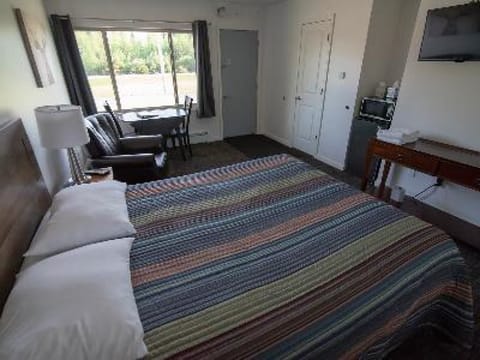 Laptop workspace, blackout drapes, free WiFi, bed sheets