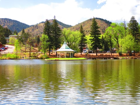 GREEN MOUNTAIN FALLS LAKE AND PARK ARE WITHIN A SHORT WALKING DISTANCE 
