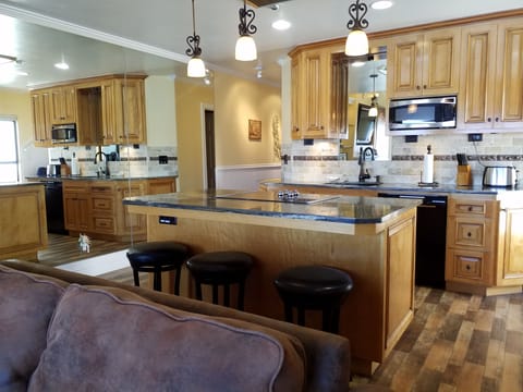 Designer kitchen:  granite counters, stainless, applicances, and custom cabinets