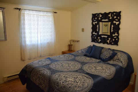Bedroom with amazing Queen size mattress.