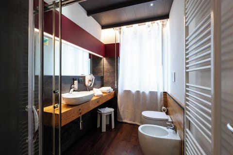 Superior Double Room | Bathroom | Shower, eco-friendly toiletries, hair dryer, towels