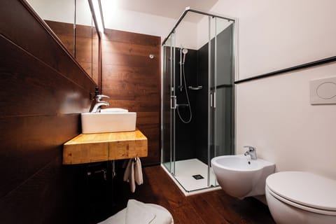 Economy Triple Room | Bathroom | Shower, eco-friendly toiletries, hair dryer, towels
