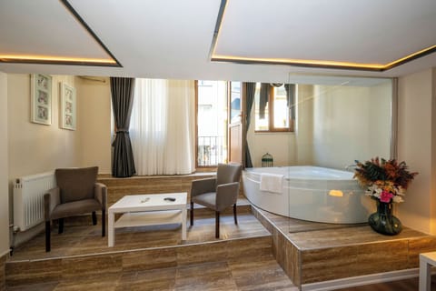 Grand Suite | Premium bedding, in-room safe, desk, laptop workspace