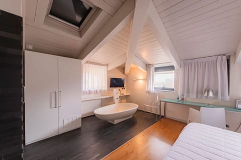 matrimoniale superior | Minibar, in-room safe, desk, laptop workspace