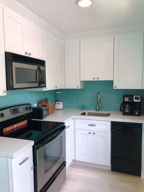 Kitchen - Fully equipped kitchen with refrigerator/freezer, stove, microwave, coffee maker, toaster and blender