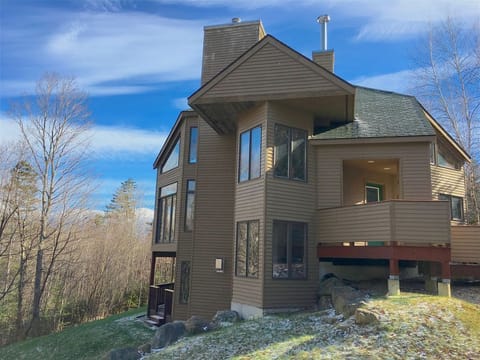 Welcome to this end unit Crawford Ridge home with 5-bedrooms and AC!