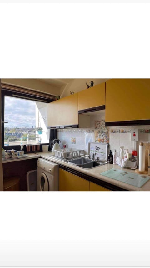 Fully Fitted Kitchen.