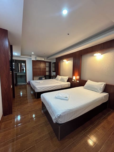 In-room safe, soundproofing, free WiFi, bed sheets
