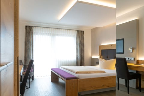 Comfort Single Room | Hypo-allergenic bedding, in-room safe, desk, iron/ironing board