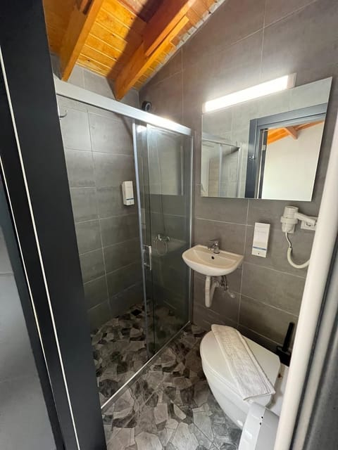 Design Room | Bathroom | Shower, free toiletries, hair dryer, towels