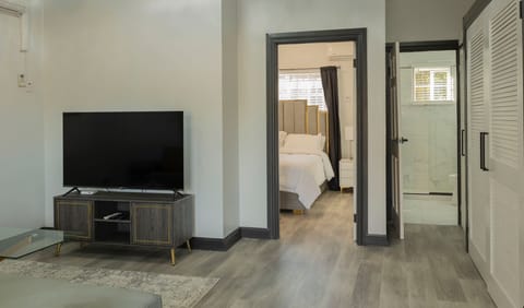 Room, 1 Queen Bed | Living area | LED TV