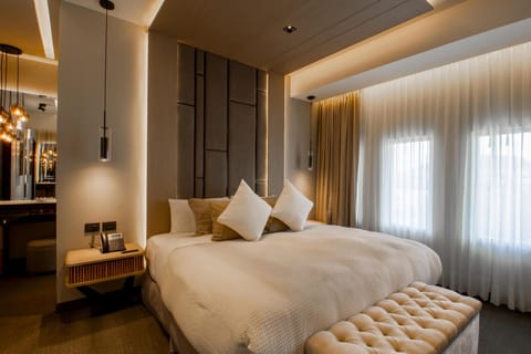 Suite, 1 King Bed, Non Smoking, Jetted Tub (2nd Floor) | Minibar, in-room safe, desk, laptop workspace