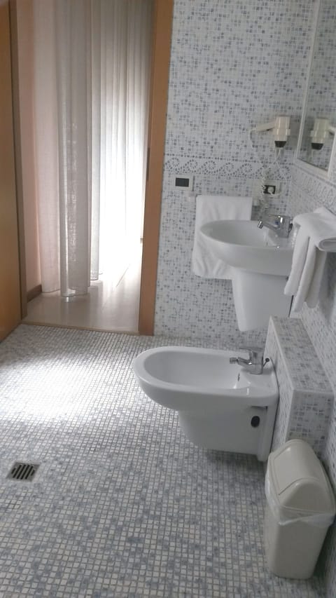 Quadruple Room | Bathroom | Shower, free toiletries, hair dryer, towels