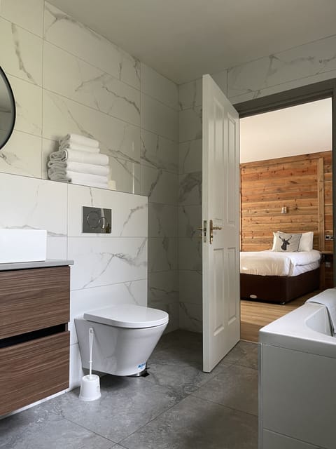 Family Room | Bathroom | Free toiletries, hair dryer, towels