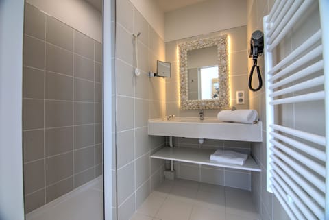 Shower, free toiletries, towels