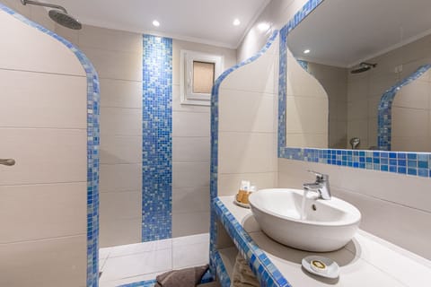 Studio | Bathroom | Shower, free toiletries, hair dryer, slippers