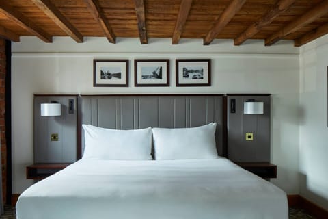 Egyptian cotton sheets, premium bedding, in-room safe, desk