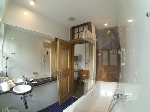 Comfort Double Room, 1 Bedroom | Bathroom | Free toiletries, towels