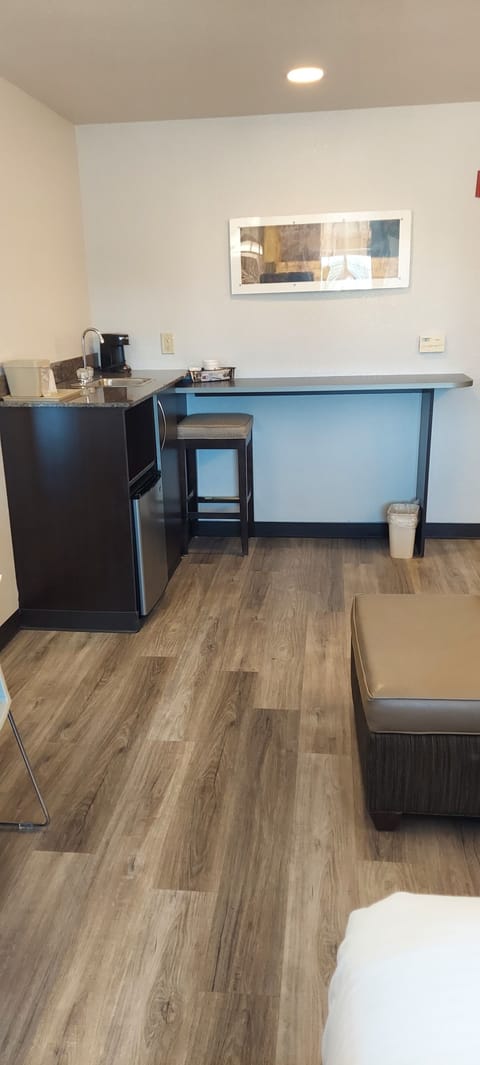 Premium bedding, in-room safe, desk, blackout drapes