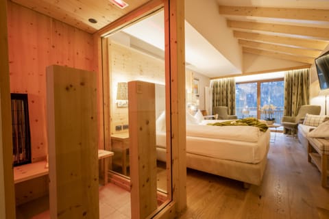 Panoramic Studio Suite | Minibar, in-room safe, desk, soundproofing