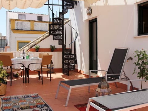Large private terrace with garden furniture, plants and canopy - veoapartment