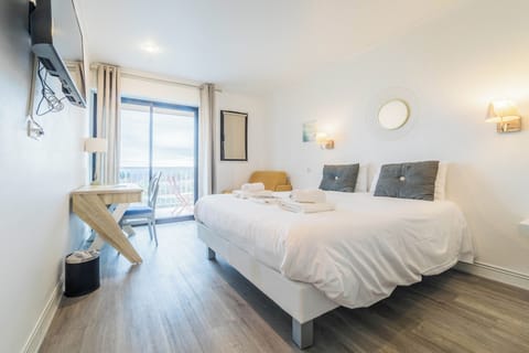 Comfort Triple Room | Desk, free WiFi, bed sheets