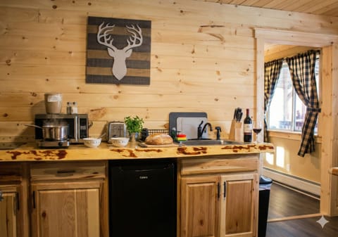 Suite | Private kitchen | Microwave, coffee/tea maker