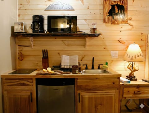 Premium Studio | Private kitchen | Microwave, coffee/tea maker