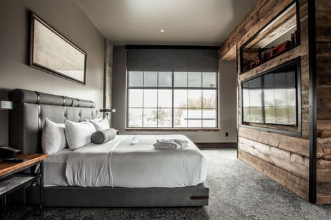 Legacy Suite | Premium bedding, down comforters, pillowtop beds, minibar