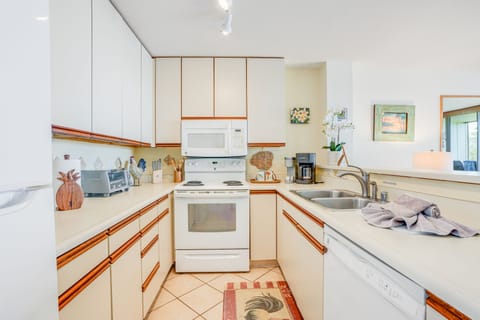 Bring your chef to prepare meals in this full kitchen.