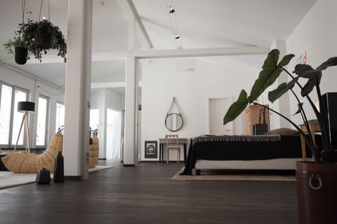 Loft, Balcony | Premium bedding, minibar, desk, iron/ironing board