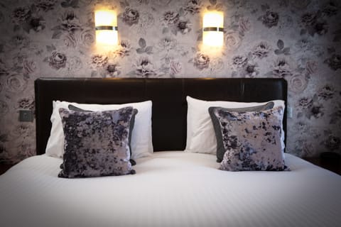 Comfort Room, 2 Twin Beds, Non Smoking | In-room safe, individually decorated, desk, laptop workspace